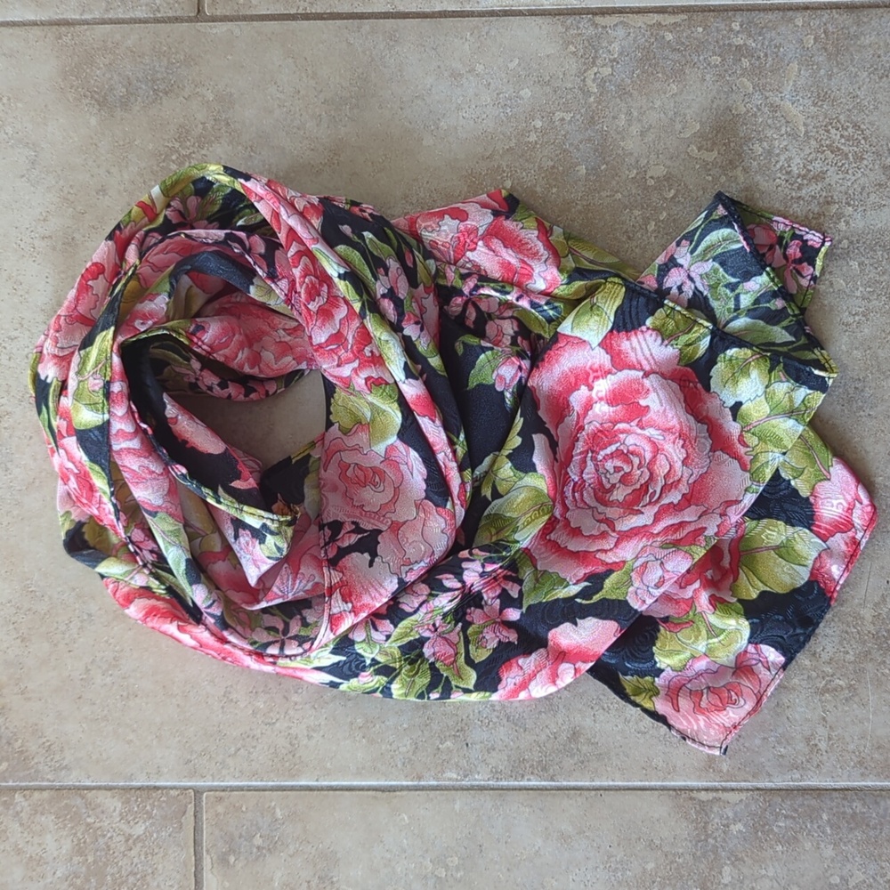 Rectangular lightweight scarf with roses